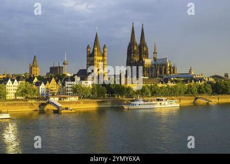 Rathaus, Kolonius-Fernsehturm, Gross St. Martin, Kölner Dom, Altstadtbotschaft, Rhein, Köln, Rheinland, Nordrhein-Westfalen, Deutschland, Eu Stockfoto