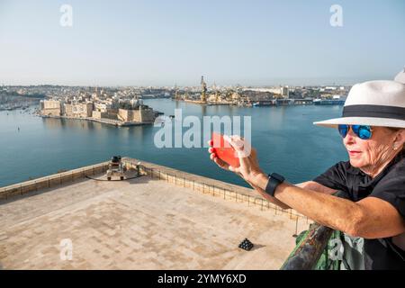 Valletta Malta, Grand Harbour Harbour Harbour, Mittelmeer Ionisches Meer, Blick auf die oberen Barrakka Gärten, Fort Lascaris Bastion, Saluting Battery, restaurierte Kanonen, senio Stockfoto