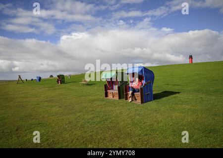 Frau in einer Liege auf der Insel Pellworm, Nationalpark Wattenmeer, Nordfriesland, Deutschland, Europa Stockfoto