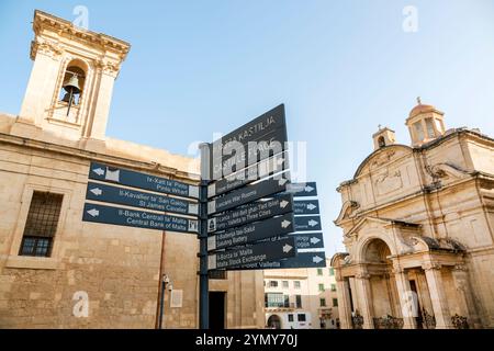 Valletta Malta, Platz Castille, Blick auf Pjazza Kastilja, Kirche unserer Lieben Frau vom Sieg, erbaut von den Rittern von St. John, St. Katharina von Italien Kirche Kni Stockfoto