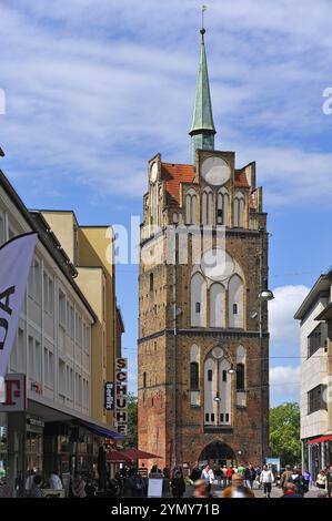 Das Kroepeliner Tor, das westlichste der vier großen Tore der Rostocker Stadtbefestigung, wurde um 1270 im gotischen Stil, vor dem Haus errichtet Stockfoto