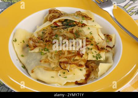 Schwäbische Küche, Maultaschen, vegetarisch, Gemüse Maultaschen, Gemüse im Nudelteig, Spinat, geschälte Zwiebeln, Großmutters Küche, regional, Stockfoto