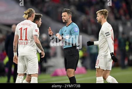 Schiedsrichter Daniel Schlager Geste im Gespräch mit Marius Wolf FC Augsburg FCA (11) Arne Maier FC Augsburg FCA (10) Elvis Stockfoto