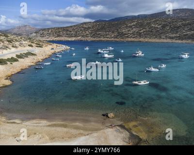 Fischerboot in der Bucht von Kalotaritissa, Amorgos, Kykladen, Griechenland, Europa Stockfoto