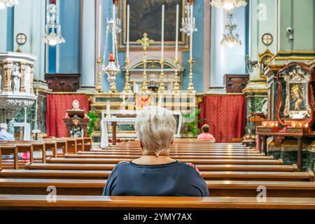 Valletta Malta, Republik Straße, Kirche des Heiligen Franziskus von Assisi, Schiff im Innenaltar, barocke Architektur, Bänke Senior Frau, Franziskanerkirche, r Stockfoto