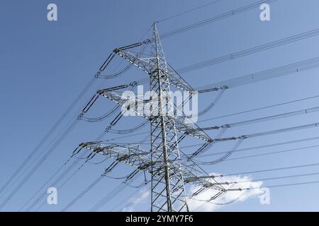 Großer Hochspannungspylon vor blauem Himmel Stockfoto