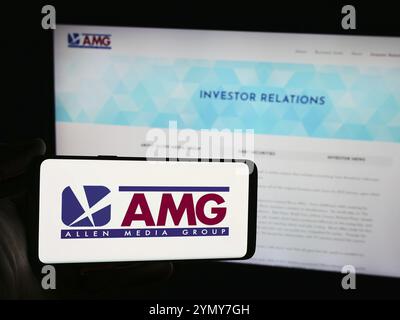 Stuttgart, Deutschland, 07.01.2024: Person mit Smartphone mit Logo des US-Senders Allen Media Group (AMG) vor der Website. Fokus auf p Stockfoto