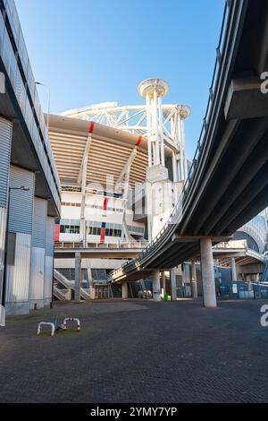 Hohe Überführung führt zu Parkplätzen im Johan Cruyff Fußballstadion oder Arena im Südosten von Amsterdam, Niederlande. Stockfoto