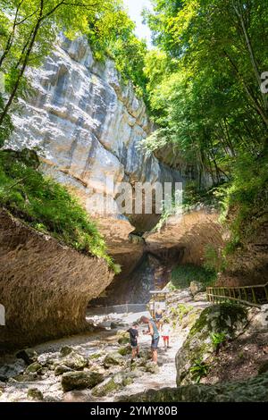 Wasser fließt zwischen riesigen Kalksteinklippen im Molina Wasserfall Park in den süditalienischen Alpen, nördlich von Verona, Italien. Stockfoto