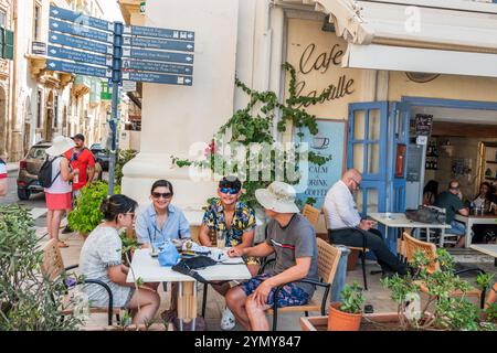 'Valletta Malta, Castille Square, Cafe Castille Restaurant, zwangloses Essen im Freien, Männer männliche Männer, Frauen weibliche Frauen, Freunde sitzen, Touristenviertel, Outdoor Stockfoto