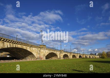 In Dresden werden zwei Brücken über die Elbe zwischen Wilsdruffer Vorstadt und Innere Neustadt als Marienbrücke bezeichnet. Der 434 m lange Steinbogen bridg Stockfoto