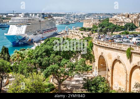 'Valletta Malta, Triq Girolamo Cassar Street Traffic, Herbert Ganado Gardens, Panoramablick, Norwegian Cruise Line Schiff, NCL Escape, 10 Tage Mediterra Stockfoto