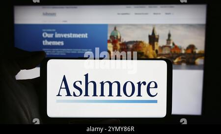 Stuttgart, Deutschland, 16.03.2024: Person mit Mobiltelefon mit Logo der britischen Investmentmanagementgesellschaft Ashmore Group plc vor der Webseite. Foc Stockfoto