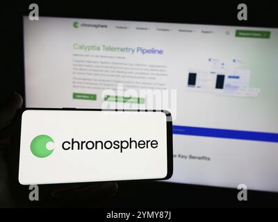 Stuttgart, Deutschland, 16.05.2024: Person, die ein Smartphone mit dem Logo der US-amerikanischen Beobachtungsplattform Chronosphere Inc. Vor der Website hält. Fokus Stockfoto