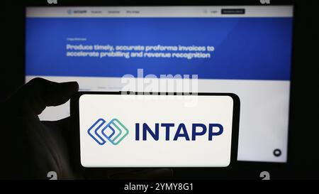 Stuttgart, 26.06.2024: Person mit Mobiltelefon mit Logo des amerikanischen Softwareunternehmens Integration Appliance Inc. (Intapp) vor Webpag Stockfoto