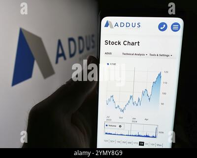 Stuttgart, Deutschland, 07.03.2024: Person, die ein Mobiltelefon hält, mit Webseite des US-amerikanischen Hauspflegeunternehmens Addus homecare Corporation vor dem Logo. Fokus auf ce Stockfoto