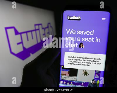 Stuttgart, Deutschland, 03.07.2024: Person, die ein Smartphone hält, mit Webseite des US-amerikanischen Live-Streaming-Unternehmens Twitch Interactive Inc. Vor dem Logo. Konzentrieren Sie sich auf Stockfoto