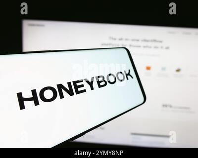 Stuttgart, 14.07.2024: Mobiltelefon mit Logo der amerikanischen Kundenflussgesellschaft HoneyBook Inc. Vor der Website. Fokus auf Mitte-l Stockfoto