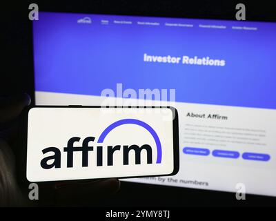 Stuttgart, Deutschland, 17.03.2024: Person, die ein Mobiltelefon mit dem Logo des amerikanischen Fintech-Unternehmens Affirm Holdings Inc. Vor der Business-Webseite hält. Stockfoto