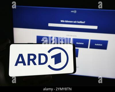 Stuttgart, Deutschland, 04.10.2024: Person mit Smartphone mit Logo des deutschen öffentlich-rechtlichen Rundfunks ARD vor der Website. Fokus Stockfoto