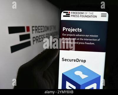 Stuttgart, 23.05.2024: Person, die ein Smartphone hält, mit Webseite der Organisation Pressefreiheit (FPF) vor dem Logo. Fokus o Stockfoto