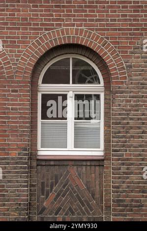 Großes Fenster in einem 100 Jahre alten Gebäude Stockfoto