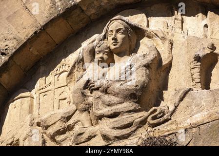 Eine alte barocke Skulptur von Maria und Jesus über einem Eingang zur Cappella della Croce di Giorno in VolterraCappella della Croce di Giorno Stockfoto