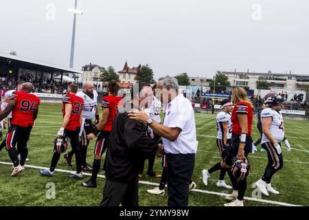 ELF/Spiel : Rhein Fire at Helvetic Guards am 27. Aug. 2023, im Lidl Sportpark, Wil, Schweiz Handshake der Head Coaches, Jim Tomsula/ Rhein Fir Stockfoto