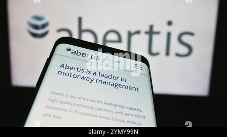 Stuttgart, Deutschland, 13.04.2024: Mobiltelefon mit Website des spanischen Mautunternehmens Abertis Infraestructuras S.A. vor Logo. Konzentrieren Sie sich auf die oberste Ebene Stockfoto