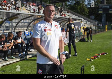 LEGNICA, POLEN - 11. SEPTEMBER 2023: Freundschaftsfußballspiel unter 20 Elite League Polen gegen Deutschland 1:1. Cheftrainer von Polen Milosz Stepinski. Stockfoto