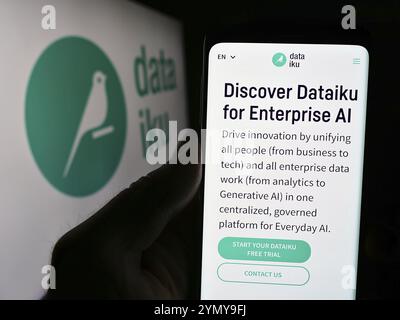 Stuttgart, Deutschland, 21.05.2024: Person, die ein Smartphone hält, mit Webseite des US-amerikanischen Unternehmens Dataiku Inc. Für künstliche Intelligenz vor dem Logo. Fokus Stockfoto