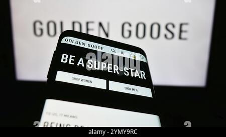 Stuttgart, Deutschland, 03.05.2024: Mobiltelefon mit Website der italienischen Sneaker-Firma Golden Goose S.p.A. vor dem Business-Logo. Fokus oben links Stockfoto