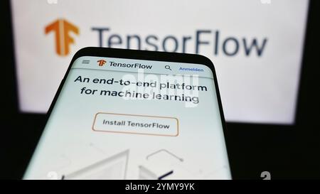 Stuttgart, Deutschland, 03.08.2024: Smartphone mit Website der Open-Source-Software-Bibliothek TensorFlow vor Logo. Fokussieren Sie sich oben links auf der Telefonanzeige Stockfoto