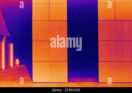 Das Bild zeigt ein Wärmebild eines Gebäudes mit Schiebetür. Die Farben umfassen Blau-, Violett- und Orangetöne, die die Materialien hervorheben Stockfoto