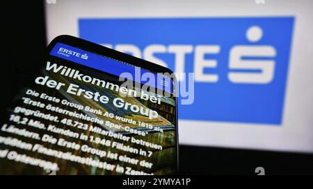 Stuttgart, Deutschland, 13.04.2024: Smartphone mit Webseite des österreichischen Finanzdienstleistungsunternehmens erste Group Bank AG vor Geschäftslogo. Konzentrieren Sie sich auf Stockfoto