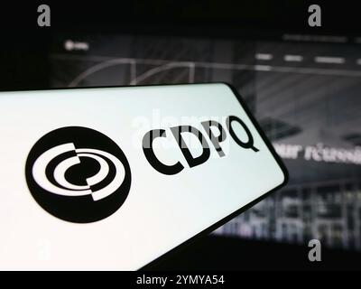Stuttgart, Deutschland, 03.06.2024: Smartphone mit Logo der kanadischen Firma Caisse de Depot et Placement du Quebec (CDPQ) vor der Website. Konzentrieren Sie sich auf c Stockfoto