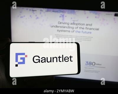Stuttgart, Deutschland, 28.03.2024: Person, die ein Smartphone mit dem Logo des US-amerikanischen Defi Solutions-Unternehmens Gauntlet Networks Inc. Vor der Website hält. Konzentrieren Sie sich auf Stockfoto