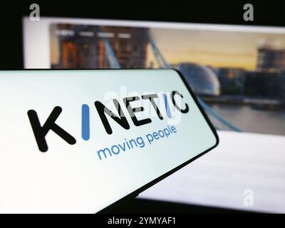 Stuttgart, Deutschland, 03.06.2024: Mobiltelefon mit Logo des australischen Mobilitätsunternehmens Kinetic Group vor der Business-Website. Fokus auf die Mitte von p Stockfoto