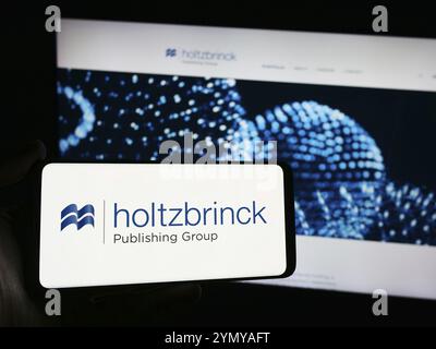 Stuttgart, 22.05.2024: Person mit Smartphone mit Logo des deutschen Medienunternehmens Holtzbrinck Publishing Group vor der Website. Konzentrieren Sie sich auf Stockfoto