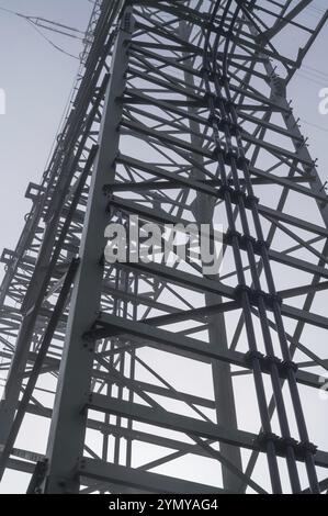 Große Hochspannungsmasten für die Industrie Stockfoto