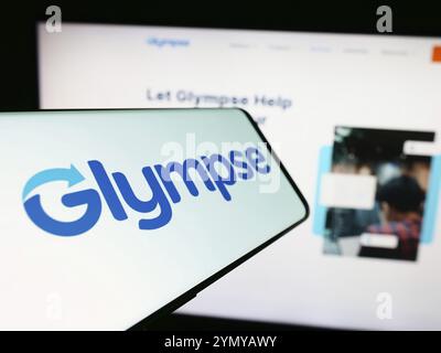 Stuttgart, 24.02.2024: Mobiltelefon mit Logo des amerikanischen Geopositionsunternehmens Glympse Inc. Vor der Website. Fokus auf Mitte-links Stockfoto