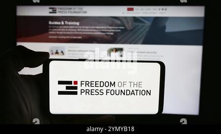 Stuttgart, 23.05.2024: Person mit Mobiltelefon mit Logo der Organisation Pressefreiheit (FPF) vor der Webseite. Konzentrieren Sie sich auf Stockfoto