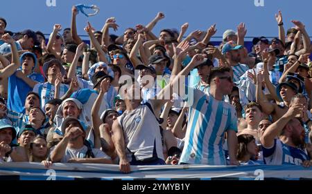 Argentiniens Racing Club-Fans jubeln ihr Team vor dem Schlussspiel der CONMEBOL Copa Sudamericana gegen den brasilianischen Cruzeiro im La Nueva Olla-Stadion in Asuncion, Paraguay, am 23. November 2024 an. Stockfoto