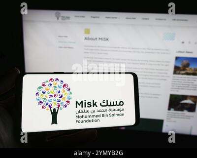 Stuttgart, Deutschland, 03.05.2024: Person mit Smartphone mit Logo der Saudi-arabischen Organisation Misk Foundation vor der Website. Konzentrieren Sie sich auf das Telefon Stockfoto