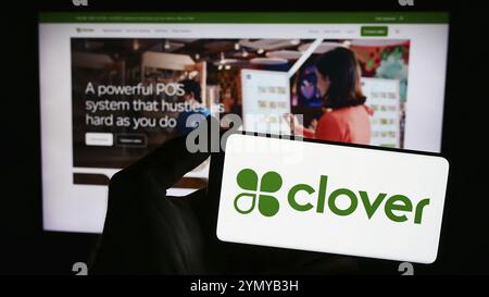 Stuttgart, Deutschland, 27.05.2024: Person, die ein Smartphone mit dem Logo des US-amerikanischen Point-of-Sale-Plattformunternehmens Clover Network Inc. Vor der Website hält. Fokussieren Stockfoto