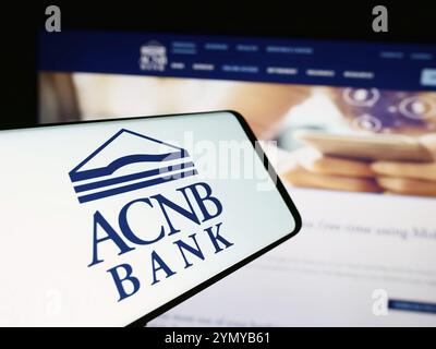 Stuttgart, Deutschland, 07.03.2024: Mobiltelefon mit Logo des amerikanischen Finanzdienstleisters ACNB Corporation vor der Business-Website. Schwerpunkt auf cen Stockfoto