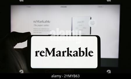 Stuttgart, Deutschland, 28.03.2024: Person mit Handy mit Logo des norwegischen E-Reader-Unternehmens bemerkenswert WIE vor der Business-Website. Konzentrieren Sie sich auf Stockfoto