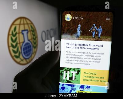 Stuttgart, Deutschland, 22.05.2024: Person, die ein Smartphone hält, mit Webseite der Organisation für das Verbot chemischer Waffen (OVCW) mit Logo. Fokus Stockfoto