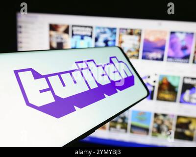 Stuttgart, Deutschland, 03.07.2024: Handy mit Logo des amerikanischen Live-Streaming-Unternehmens Twitch Interactive Inc. Vor der Website. Konzentrieren Sie sich auf die Mitte Stockfoto