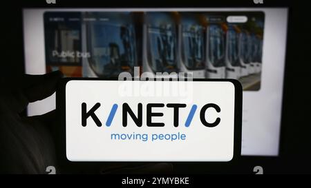 Stuttgart, Deutschland, 03.06.2024: Person mit Smartphone mit Logo des australischen Mobilitätsunternehmens Kinetic Group vor der Website. Konzentrieren Sie sich auf Telefon d Stockfoto